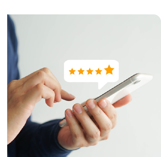 Клиент дава 5-звезден отзив чрез мобилен телефон